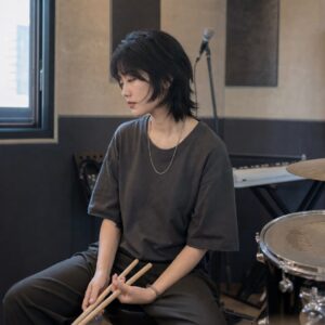 W10女生狼尾中短髮 日常場景 16 音樂排練室低頭