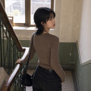W10女生狼尾中短髮 日常場景 20 老公寓樓梯回頭