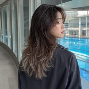 W12女生 Shag 中長髮 染髮變化 22 冷珍珠米色髮尾漸層