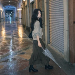 蝴蝶剪長髮，全身雨夜紀實、回頭時的層次動態・雨後騎樓街拍